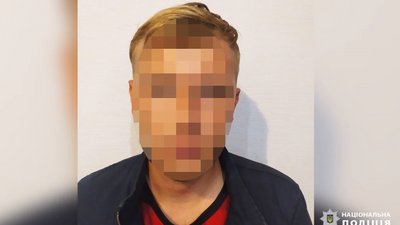 Поліція затримала хлопця, який подзюрив на алеї Небесної сотні у Києві