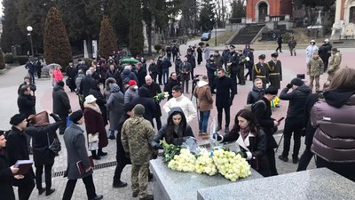 У Львові на Личаківському кладовищі вшанували пам'ять Героїв Небесної Сотні У Львові на Личаківському кладовищі вшанували пам'ять Героїв Небесної Сотні