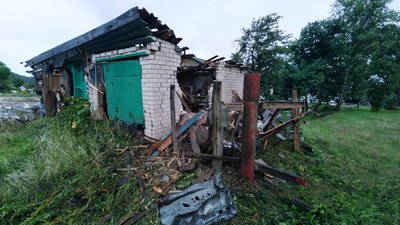 Пошкоджено сім будинків: російські війська обстріляли дві прикордонні громади на Чернігівщині