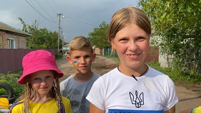 Блокпости та мініконцерти: у Прилуках діти збирають гроші на допомогу ЗСУ Блокпости та мініконцерти: у Прилуках діти збирають гроші на допомогу ЗСУ