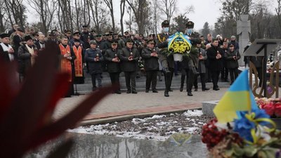 На Личаківському кладовищі у Львові вшанували пам'ять загиблих захисників України На Личаківському кладовищі у Львові вшанували пам'ять загиблих захисників України