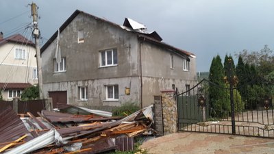 Пошкоджені дахи та повалені дерева: наслідки негоди на Івано-Франківщині