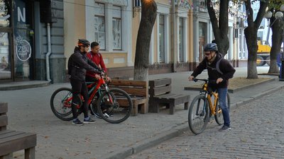 У Полтаві велосипедистів безкоштовно або зі знижкою пригощали напоями У Полтаві велосипедистів безкоштовно або зі знижкою пригощали напоями