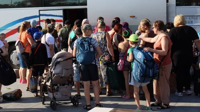 Діти, які їдуть на відпочинок, сідають в автобус Діти, які їдуть на відпочинок, сідають в автобус