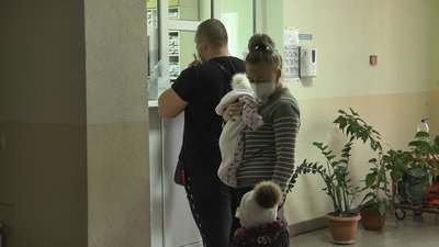 Люди стоять в черзі до реєстратури Боратинської амбулаторії Люди стоять в черзі до реєстратури Боратинської амбулаторії