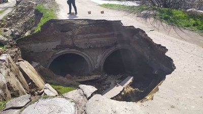 У Херсоні провалилась дорога: що сталось У Херсоні провалилась дорога: що сталось