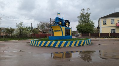 Долю пам'ятника першим механізаторам у Радомишлі на Житомирщині вирішуватиме громада Долю пам'ятника першим механізаторам у Радомишлі на Житомирщині вирішуватиме громада