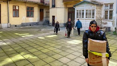 "Якщо ці рукавиці зігріють когось в окопі – воно варте того": історія тернопільської волонтерки у Дрездені