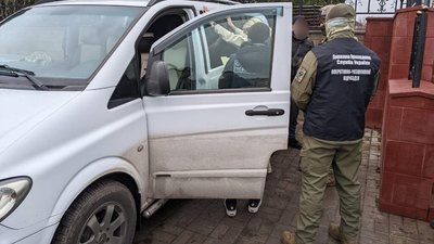 На Сумщині співробітнику ДПСУ повідомили про підозру у незаконному переправленні людей до Росії