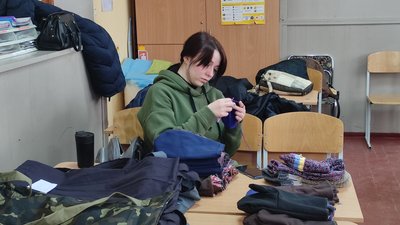 У Полтаві вчителі та волонтери шиють речі для військових У Полтаві вчителі та волонтери шиють речі для військових