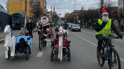 Велопарад новорічних героїв 2023 у Чернівцях