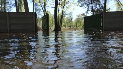 Наслідки водопілля: в селі на Черкащині вода відходить від будинків, а люди повертаються в помешкання Наслідки водопілля: в селі на Черкащині вода відходить від будинків, а люди повертаються в помешкання