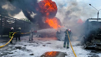 На в'їзді до Чернівців горів бензовоз. Пожежу гасили понад 60 рятувальників На в'їзді до Чернівців горів бензовоз. Пожежу гасили понад 60 рятувальників