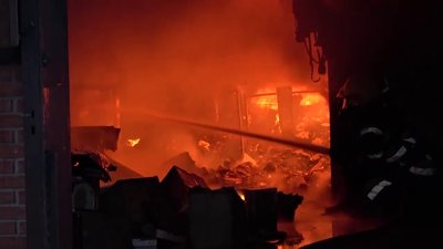 Горить цех та склад фабрики Горить цех та склад фабрики