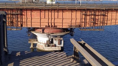 У Миколаєві розвели мости: на ремонт зайшов військовий корабель. У Миколаєві розвели мости: на ремонт зайшов військовий корабель.