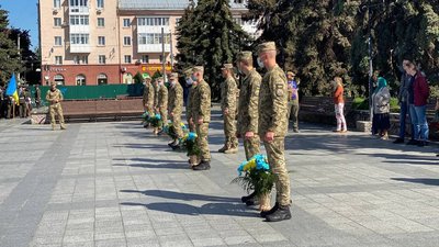 У Житомирі в День Героїв вшанували пам'ять загиблих воїнів У Житомирі в День Героїв вшанували пам'ять загиблих воїнів