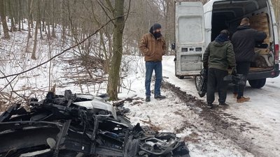 Несанкціонований смітник: на Тернопільщині змусили чоловіка прибрати в лісі Несанкціонований смітник: на Тернопільщині змусили чоловіка прибрати в лісі