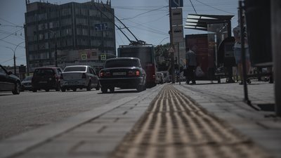 Тактильна плитка для людей з порушенням зору на проспекті Незалежності. Фото: Суспільне Тактильна плитка для людей з порушенням зору на проспекті Незалежності. Фото: Суспільне