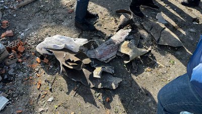 Що відбувається на місці ракетного удару по передмістю Дніпра: фоторепортаж