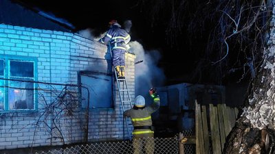 На Дніпропетровщині під час пожежі врятували чоловіка та жінку На Дніпропетровщині під час пожежі врятували чоловіка та жінку