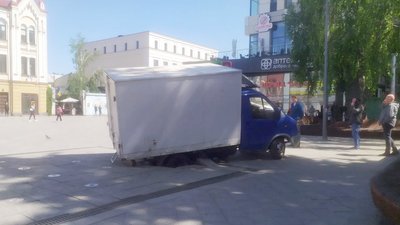 В центрі Житомира вантажівка проломила плити на пішохідному фонтані: що сталося