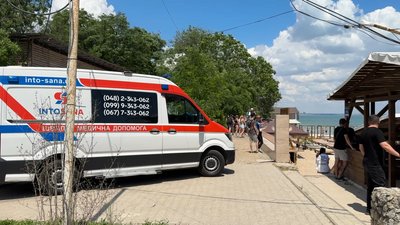 Машина швидкої допомоги приватної клініки "Інтосана" на пляжі "Відрада" в Одесі