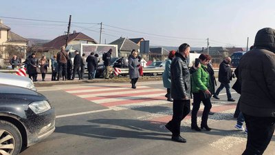 Перекрили трасу Київ — Чоп: на Закарпатті люди вийшли на акцію протесту через високі тарифи Перекрили трасу Київ — Чоп: на Закарпатті люди вийшли на акцію протесту через високі тарифи