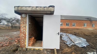 В Опішні на Полтавщині завершують облаштування укриття, яке звели з нуля В Опішні на Полтавщині завершують облаштування укриття, яке звели з нуля