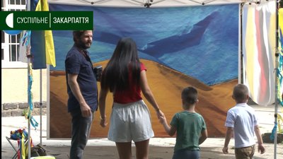 Акцію "Фото патріота" проводять на набережній Незалежності в Ужгороді Акцію "Фото патріота" проводять на набережній Незалежності в Ужгороді