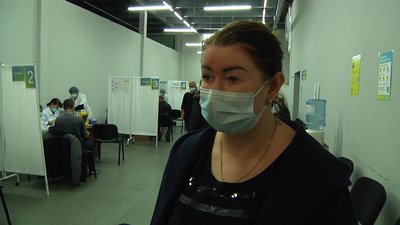 У Житомирі черги серед тих, хто прийшов вакцинуватися до міського центру вакцинації У Житомирі черги серед тих, хто прийшов вакцинуватися до міського центру вакцинації