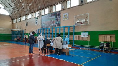 "Черга на вулицю". Як проходить імунізація у франківському центрі вакцинації "Черга на вулицю". Як проходить імунізація у франківському центрі вакцинації