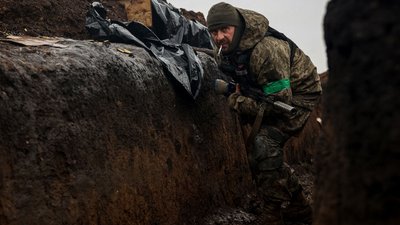 Український військовий в окопі у Донецькій області