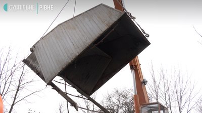 У Рівному на прохання мешканців однієї з вулиць знесли «черепашки» У Рівному на прохання мешканців однієї з вулиць знесли «черепашки»