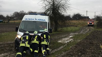 Волинські рятувальники витягли з болота машину "швидкої" допомоги, де була вагітна жінка