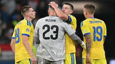 Гравці збірної України з футболу святкують перемогу над Угорщиною у Лізі націй