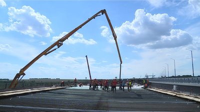 На балковому мості через Дніпро у Запоріжжі бетонують плити проїжджої частини