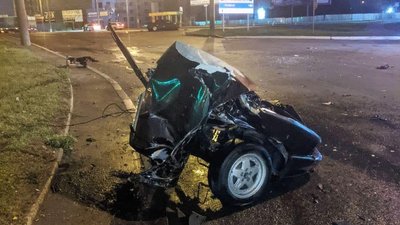 Мав ознаки сп'яніння: у Рівному водій авто врізався в стовп на кільці — поліція Мав ознаки сп'яніння: у Рівному водій авто врізався в стовп на кільці — поліція