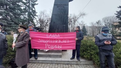 "Це тупо совок": на акцію прихильників Жукова у Харкові прийшли противники його вшанування "Це тупо совок": на акцію прихильників Жукова у Харкові прийшли противники його вшанування
