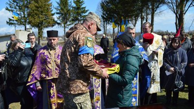 На Тернопільщині попрощалися із десантником Альбертом Тарасовим На Тернопільщині попрощалися із десантником Альбертом Тарасовим