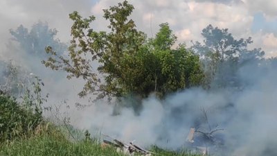 Пожежа сухої трави в селі Будище на Черкащині Пожежа сухої трави в селі Будище на Черкащині