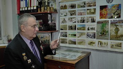 Іван Петренко показує свої фотографії з Афганістану