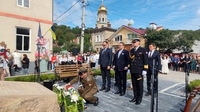 У Чорткові відкрили сквер на честь Леха та Марії Качинських У Чорткові відкрили сквер на честь Леха та Марії Качинських
