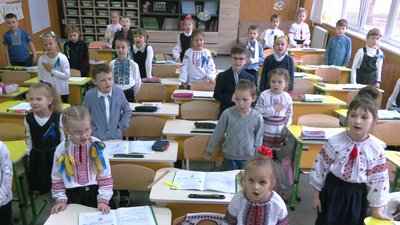 У вишиванках та із синьо-жовтими стрічками: черкаські школярі відзначили День єднання У вишиванках та із синьо-жовтими стрічками: черкаські школярі відзначили День єднання