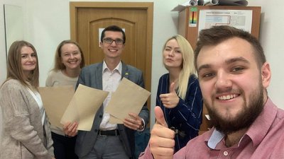 На Житомирщині виготовили волокно з опалого листя, яке перетворили на папір На Житомирщині виготовили волокно з опалого листя, яке перетворили на папір