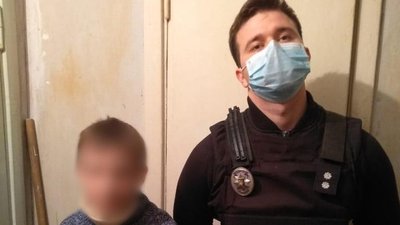 У Херсоні 10-річного хлопчика, який втік з дому, поліцейські повернули за годину