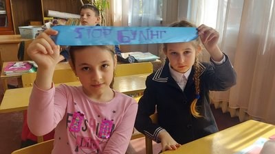 На Херсонщині поліцейські провели флешмоб "Зав’яжи стрічку – скажи булінгу НІ!" На Херсонщині поліцейські провели флешмоб "Зав’яжи стрічку – скажи булінгу НІ!"