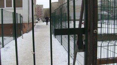 Прохід на замку: жителі мікрорайону у Луцьку звернулися у поліцію через загороджену стежку Прохід на замку: жителі мікрорайону у Луцьку звернулися у поліцію через загороджену стежку