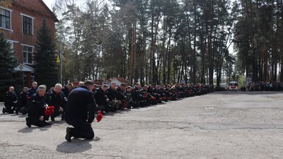 На Харківщині попрощалися із загиблими від російських боєприпасів саперами На Харківщині попрощалися із загиблими від російських боєприпасів саперами