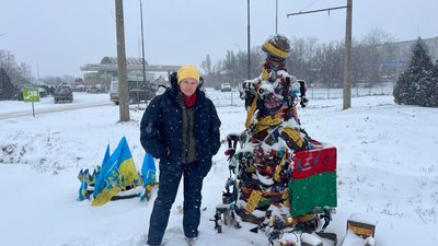 Як охтирські волонтери плетуть захисні сітки та допомагають фронту