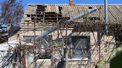 Розбитий дах будинку після атаки РФ, Херсон,
